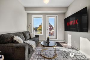 Luxury Getaway in Inglewood with 2 Bedrooms Sofa Bed and Heated Underground Parking
