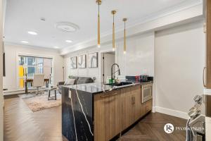 Executive 2 Bedroom Suite near MRU and Downtown with Free Underground Parking Wifi and More