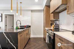 Executive 2 Bedroom Suite near MRU and Downtown with Free Underground Parking Wifi and More