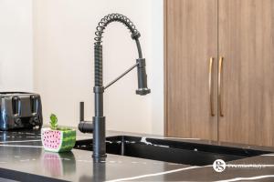 Executive 2 Bedroom Suite near MRU and Downtown with Free Underground Parking Wifi and More