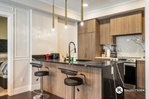 Executive 2 Bedroom Suite near MRU and Downtown with Free Underground Parking Wifi and More