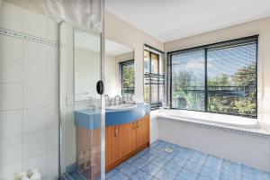 Peaceful 4BR Retreat in Leafy Forest Lake Setting