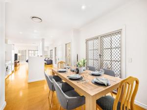 Cozy Hub near Food Fusion Family Business Ideal