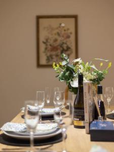 Cozy Hub near Food Fusion Family Business Ideal