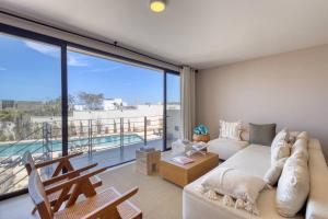 New and Elegant 4Bedroom House Steps from the Beach