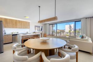 New and Elegant 4Bedroom House Steps from the Beach