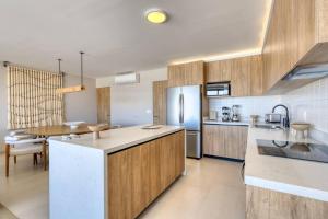 New and Elegant 4Bedroom House Steps from the Beach