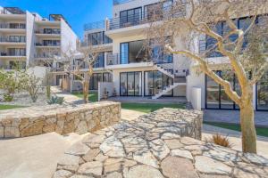 New and Elegant 4Bedroom House Steps from the Beach