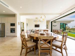 Luxurious Villa spacious annd private steps frm Beach