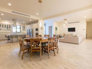 Luxurious Villa spacious annd private steps frm Beach