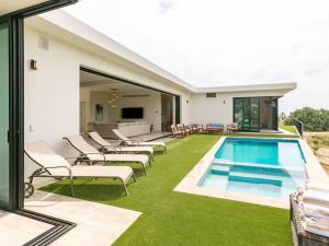 Luxurious Villa spacious annd private steps frm Beach