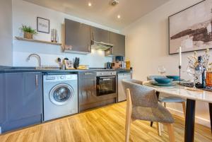 Modern 2BR Portsmouth Apartment Parking Sleeps 6 Near University & Gunwharf