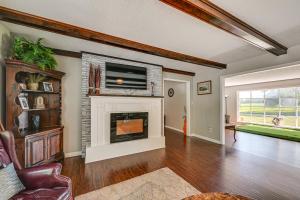 Golf Course Views and Games Galore - Vine Grove Gem!