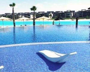 Swan lake magical chalet! North coast