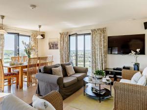 4 bed in Glastonbury SHALO