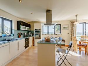 4 bed in Glastonbury SHALO