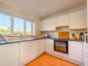 3 bed in Freshwater East FB099