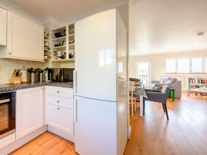 3 bed in Freshwater East FB099