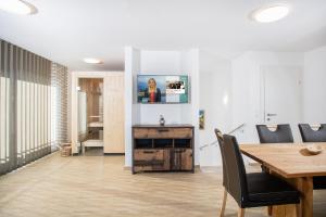 H19 - Modernes Ferienhaus 145qm, 3SZ, Wellnessbereich mit Sauna und Dachterrasse mit Panoramablick, Kühlen und Heizen mit Geothermie