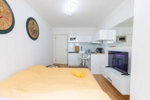 2BR Getaway w Balcony & Fast WiFi, Near Tram