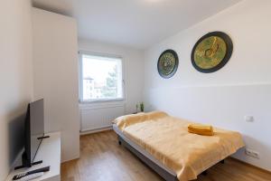 2BR Getaway w Balcony & Fast WiFi, Near Tram