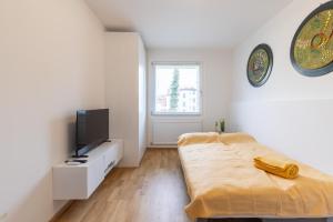 2BR Getaway w Balcony & Fast WiFi, Near Tram
