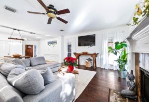 Updated Home, Zen Vibe, 3BR w Cowboy Pool