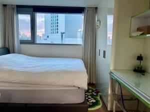 5 minutes from Hongik University Station Inhere Studio- room A