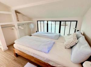 Contemporary-style pavilion