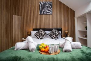 Stylish 2BR City Flat with Views, Speedy WiFi & Near Train!