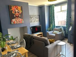 3 bedroom Leeds home for contractors, professionals or families with free Parking and Netflix nr motorway