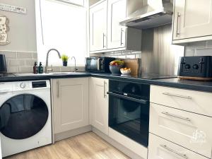 3 bedroom Leeds home for contractors & professionals with free Parking & Netflix nr motorway