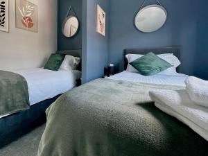 3 bedroom Leeds home for contractors & professionals with free Parking & Netflix nr motorway