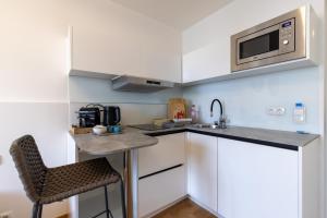 Private 1BR Value Stay w Kitchenette and Walk to Tram