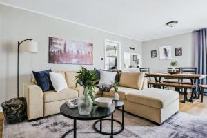 Charming & Cozy Getaway - A Heroic Stay Awaits!