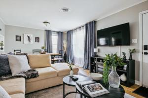 Charming & Cozy Getaway - A Heroic Stay Awaits!