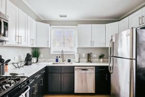 Charming & Cozy Getaway - A Heroic Stay Awaits!