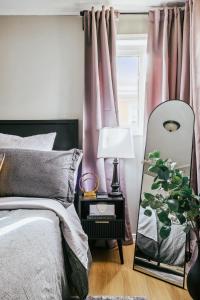 Charming & Cozy Getaway - A Heroic Stay Awaits!