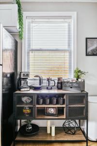 Charming & Cozy Getaway - A Heroic Stay Awaits!