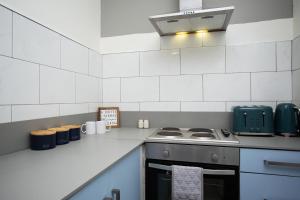 Chic 3BR Apartment - City Views, Fast WiFi & Close to Train Station!