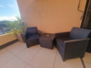 La Baronnie Studio cosy très bien équipé avec terrasse, 4 pers, très proche plage et tous commerces, climatisation et parking privé