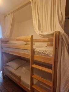 La Baronnie Studio cosy très bien équipé avec terrasse, 4 pers, très proche plage et tous commerces, climatisation et parking privé