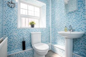 Chic 3BR Apartment - City Views, Fast WiFi & Close to Train Station!