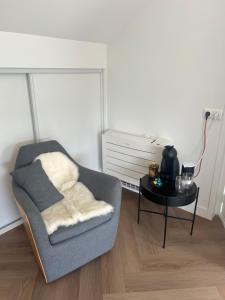 Ruime slaap kamer met werkplek en privé badkamer bij Jacqueline