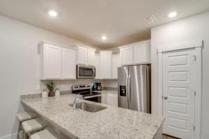 Pensacola Retreat with Pool Access, 20 Mi to Beach