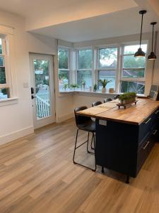 Updated 2 bedroom close to downtown and university