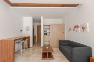 Liltown studio steps from 5th Ave