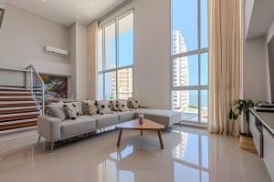 Doble altura y lujoso apto vista al mar