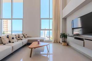 Doble altura y lujoso apto vista al mar