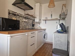 La Baronnie Studio cosy très bien équipé avec terrasse, 4 pers, très proche plage et tous commerces, climatisation et parking privé